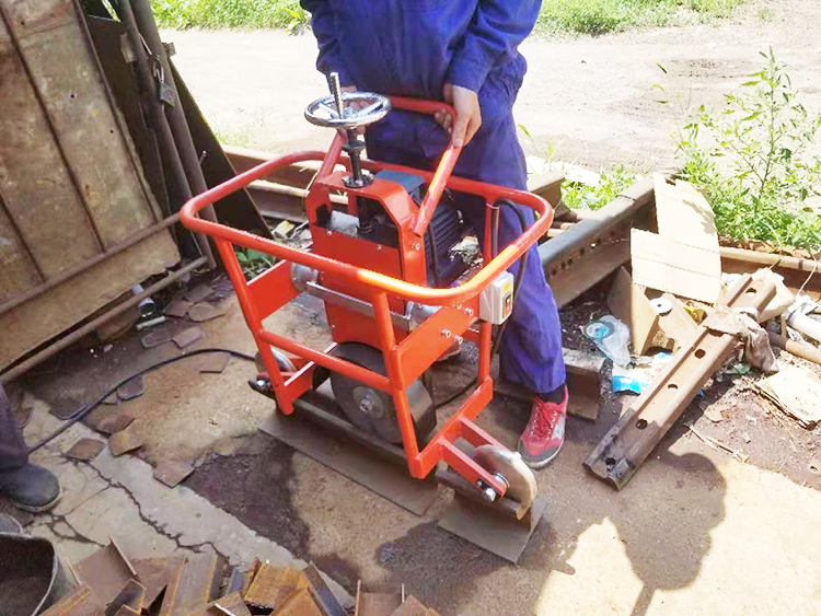 FMG-3.0型内燃槽(cáo)型軌仿形(xíng)打磨機